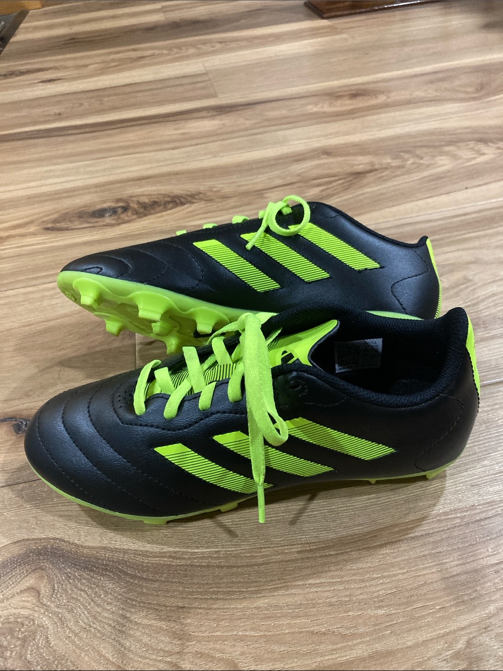 Brand new Adidas Boys Cleats size 4 1/2 - Picture 3 of 6